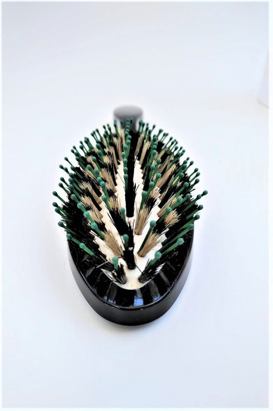 Image of the GROOMING PADDLE PLUS paddle and bristle shape and position.