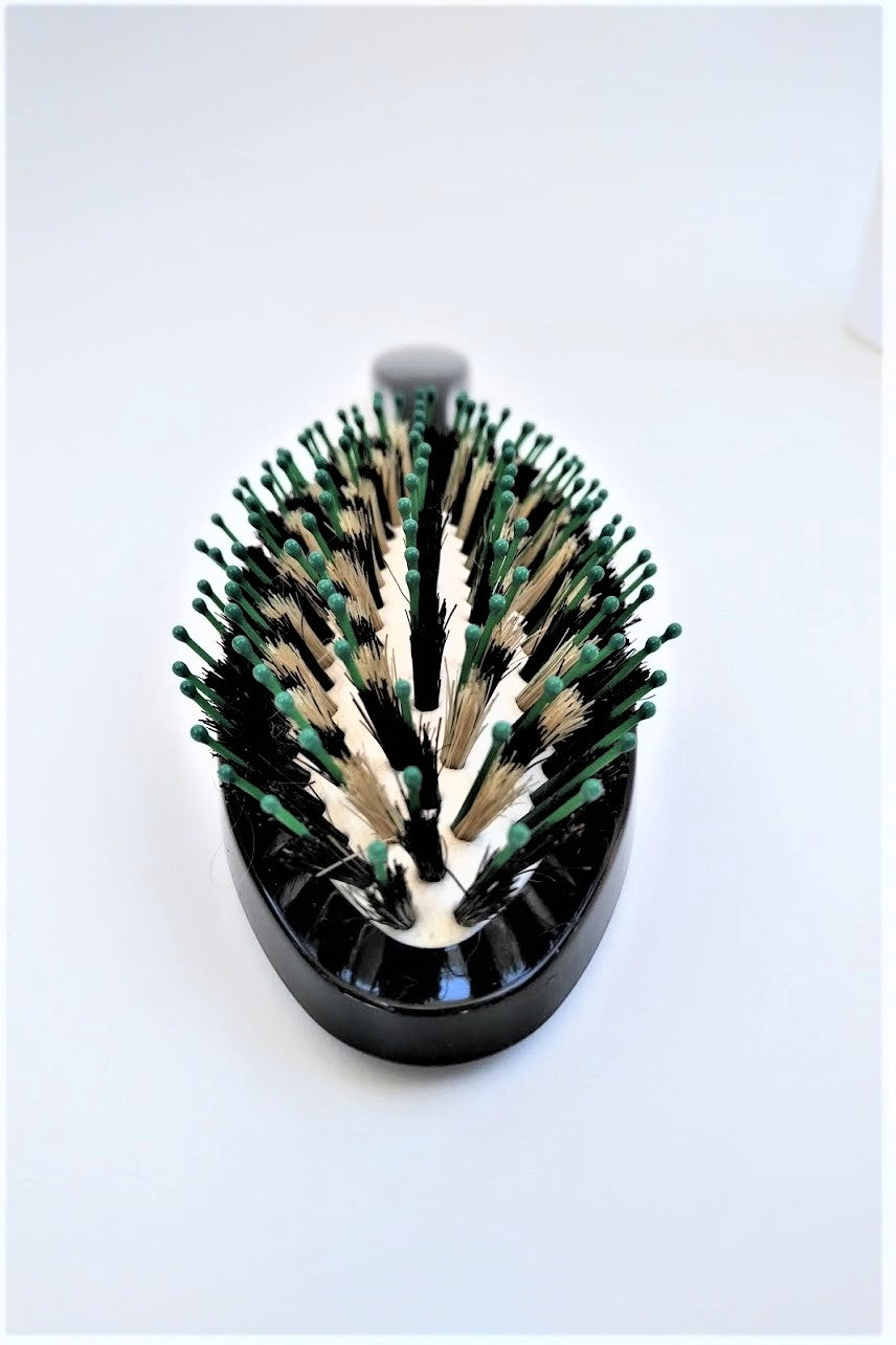 Image of the GROOMING PADDLE PLUS paddle and bristle shape and position.