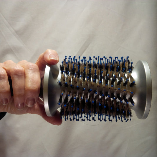 Image shows HOTHEADS® sped brush with an extra holding position, improving the ease of holding and using. 